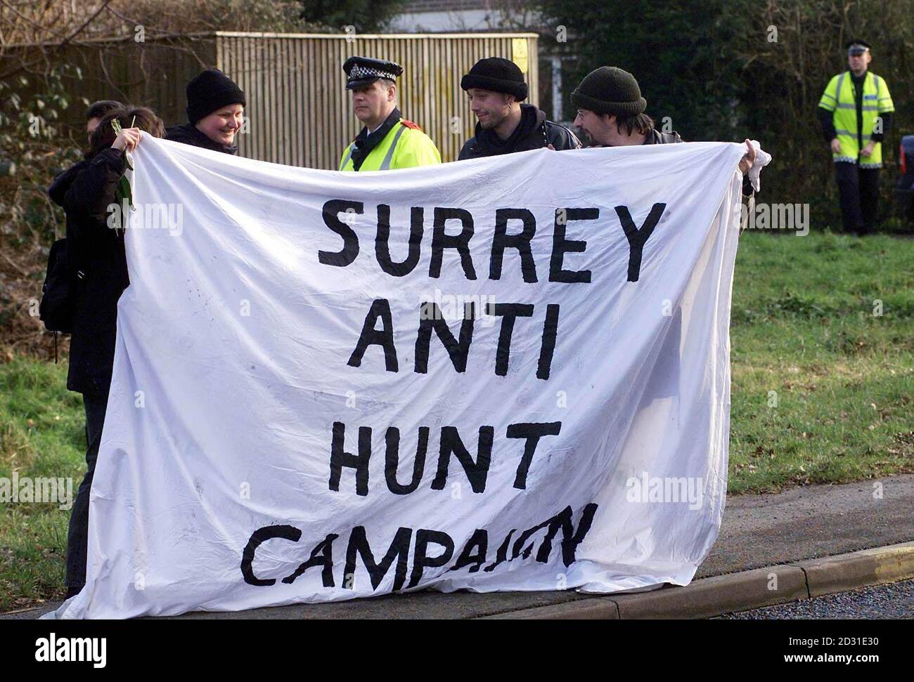 Anti-Hunt-Demonstranten vor Surrey und Burstow Hunt Kennels in East Grinstead. Die Polizei untersucht einen Vorfall, bei dem ein Jäger angeblich ein Mitglied der Öffentlichkeit attackierte und die Frau mittleren Alters zu Boden schlug. * der angebliche Vorfall ereignete sich bei einem Treffen der Old Surrey, Burstow und West Kent Fox Hounds, die in Hever, in der Nähe von Tunbridge Wells, Kent, jagten. Das Opfer, das die Jagd überwachte, filmte Ereignisse, nachdem das Jagdpferd einen vermuteten Herzinfarkt auf der A264-Straße erlitten hatte und starb. Stockfoto