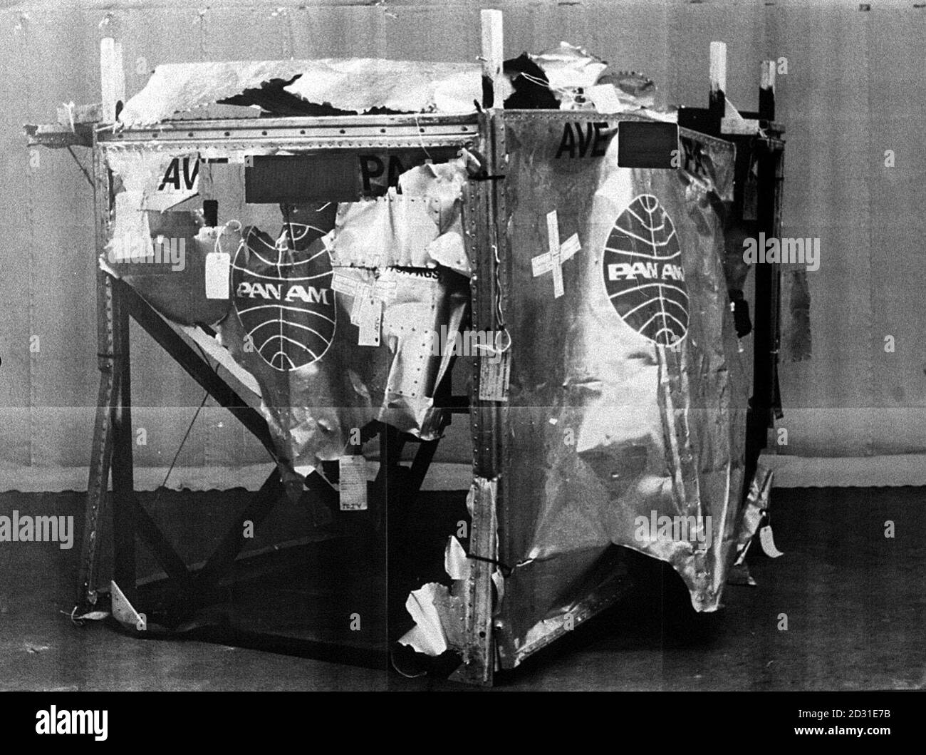 Bibliotheksfiler aus dem Jahr 15.12.1989 des rekonstruierten Frachtcontainers, in dem die Bombe an Bord des Jumbo-Jets Pan am, der im Dezember 1998 über Lockerbie explodierte, angeblich verborgen gewesen sein soll. * drei Richter werden am Mittwoch 31/1/2001 in Camp Zeist in Holland af vor Gericht zurückkehren, um das Schicksal der beiden Libyer zu verkünden, die beschuldigt wurden, die Bombe gepflanzt zu haben, die das Flugzeug zerstörte und 270 Menschen tötete. Stockfoto