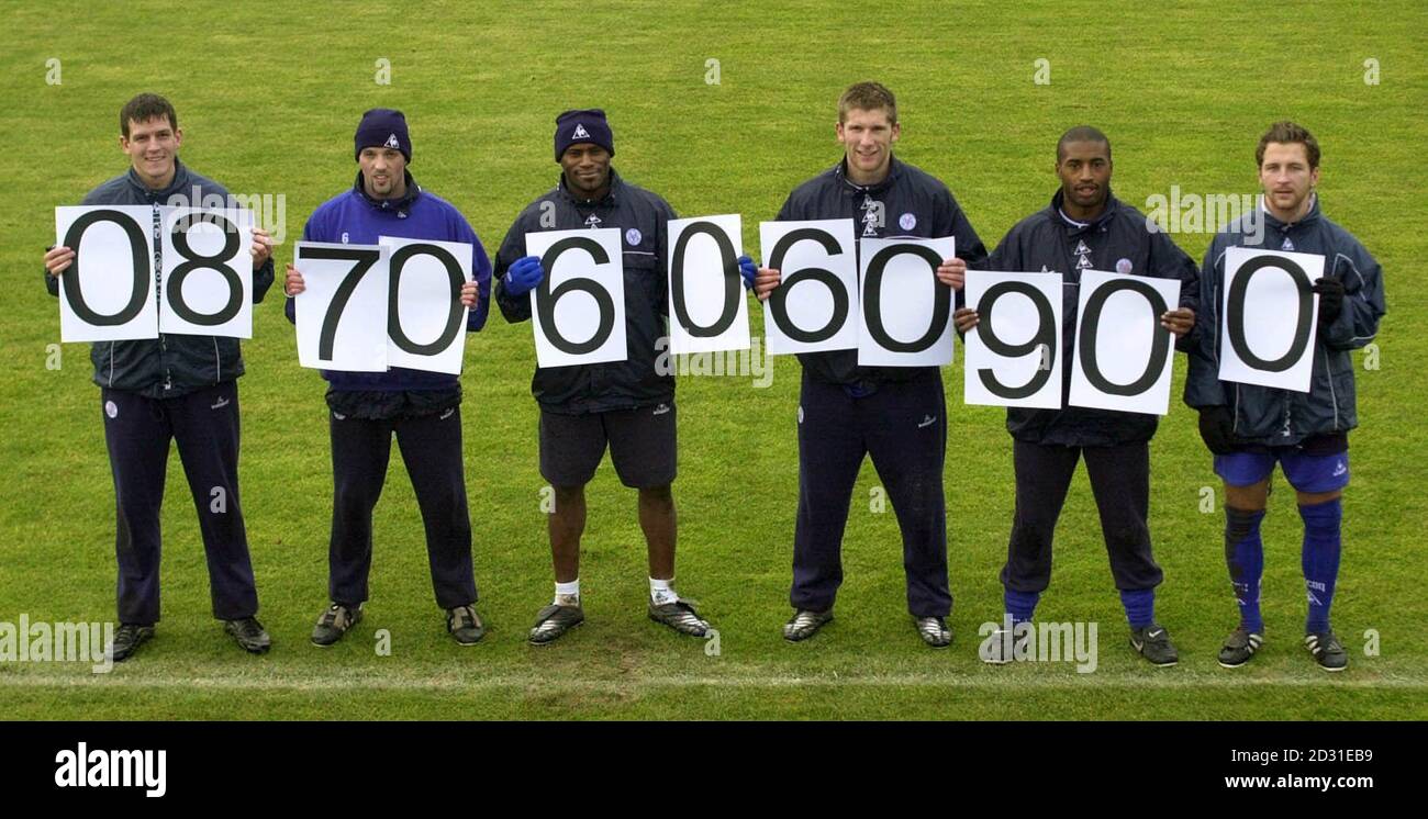 Spieler aus Leicester City (von links nach rechts), Phil Gilchrist, Arnar Gunalugsson, Frank Sinclair, Richard Cresswell, Dean Sturridge, Darren Eadie, auf ihrem Belvoir-Übungsplatz, um die Telefonnummer des christlichen Hilfseinrufs für die Opfer des Erdbebens im indischen Bundesstaat Gujarat zu zeigen. Stockfoto