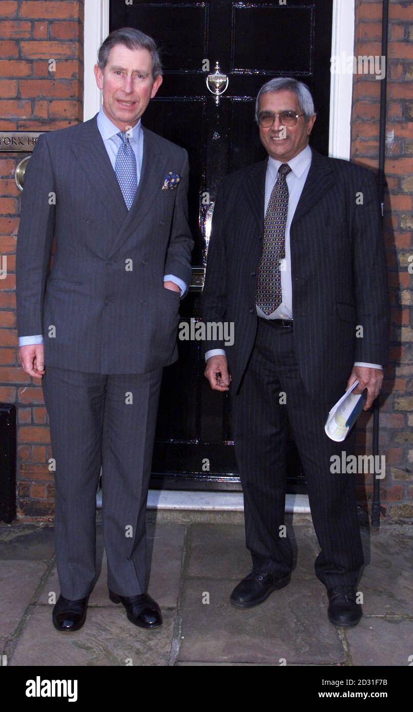 Der Prinz von Wales posiert mit Lord Dholakia, einem prominenten Mitglied der Gujarati Gemeinschaft außerhalb des St. James Palastes. Der Prinz von Wales hat Mitglieder der Gujarati-Gemeinschaft zu einer informellen Diskussion über die Lage des indischen Erdbebens getroffen. Stockfoto