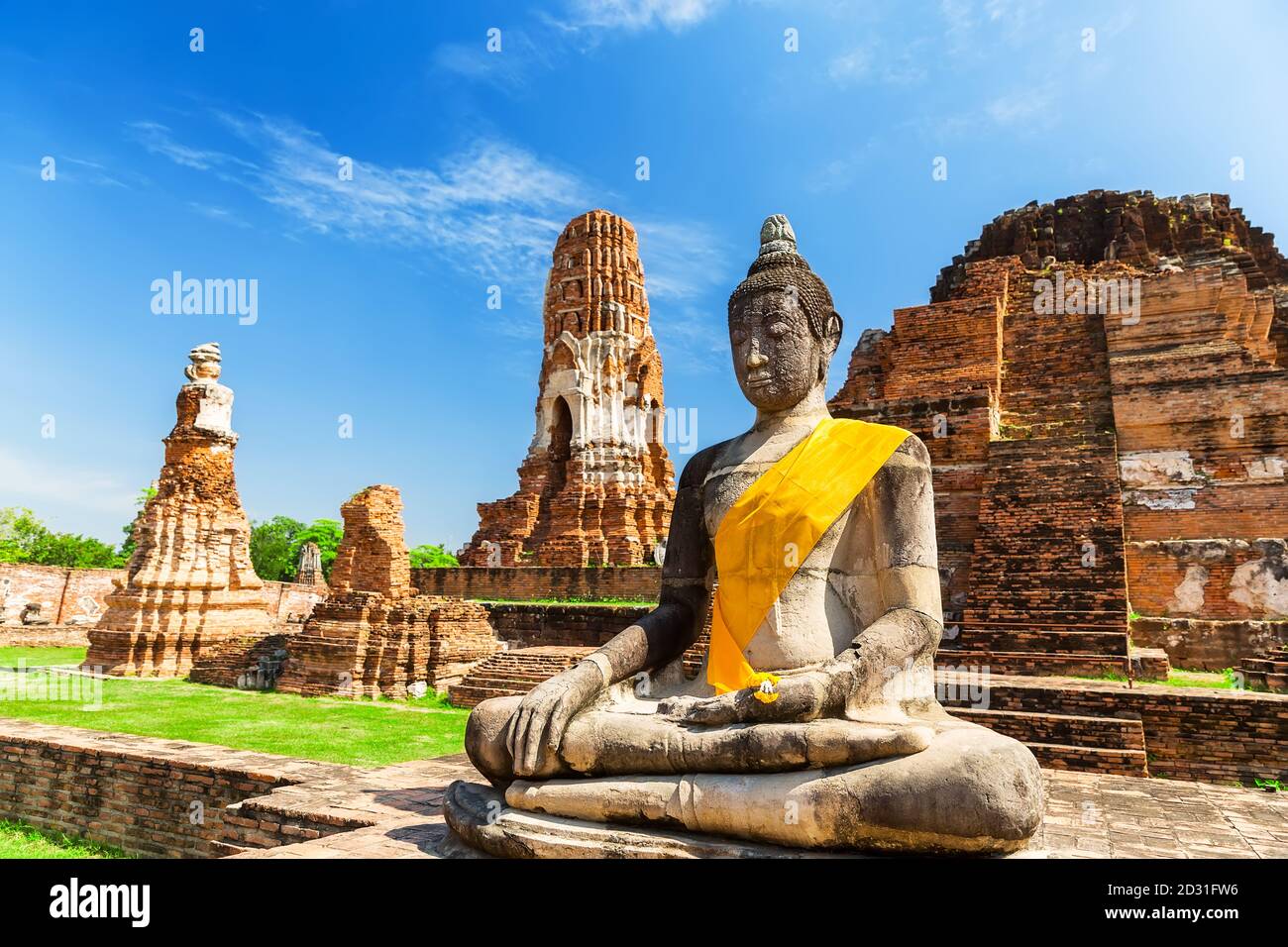 Wat Mahathat im buddhistischen Tempelkomplex in Ayutthaya bei Bangkok, Thailand. Buddha Silhouette der großen buddha-Statue im Ruinentempel bei Sukhothai Hallo Stockfoto