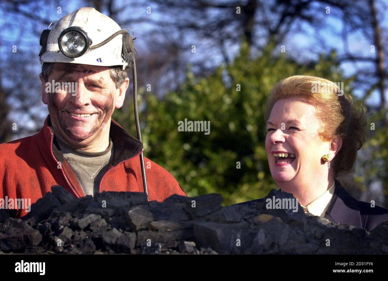 Die schottische Sekretärin Helen Liddell (rechts) teilt einen Witz mit dem Kohlearbeiter John Jonston, 60, als sie den Beginn der Arbeiten am unterirdischen Zugang zur Donald Dewar Zone in der Longannet Colliery in Kincardine anstoßen. *...die Zone, die nach Schottlands spätem Ersten Minister benannt wurde, enthält bekannte Reserven von 30 Millionen Tonnen Kohle. Stockfoto