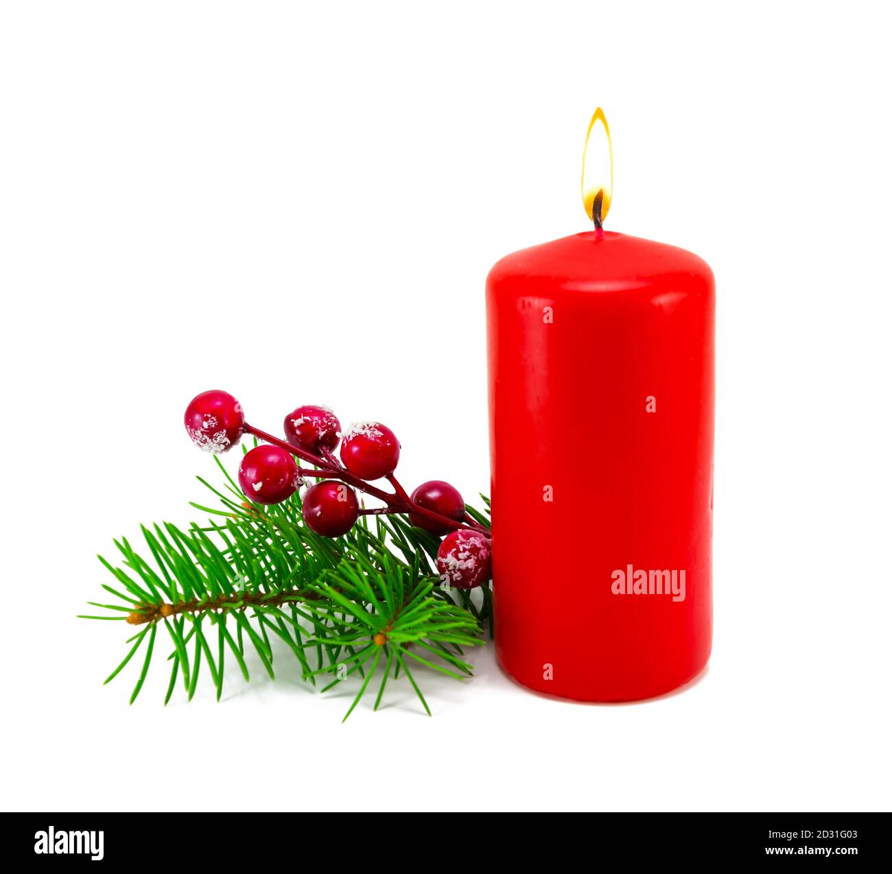 Weihnachtsdekoration mit Kerzen und Ästen von Tannenbaum. Tannenzweig mit roter Kerze isoliert auf weißem Hintergrund. Stockfoto