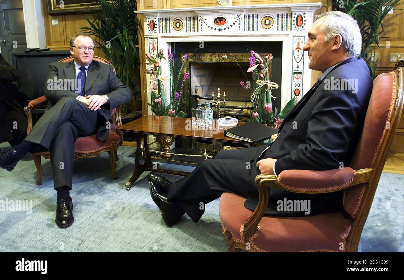 Der irische Premierminister Bertie Ahern (R) und der schwedische Premierminister Goran Persson während seines Besuchs in Dublin im Rahmen der Hauptstädte-Tour des Vorsitzes im Vorfeld des Europäischen Sozialgipfels in Stockholm. Stockfoto