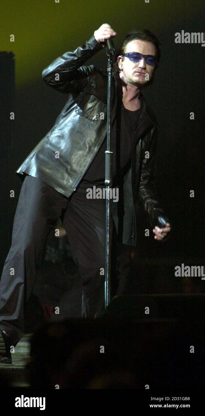 Bono von der irischen Rockband U2 treten bei den Brit Awards 2001 im Earls Court in London auf. Stockfoto