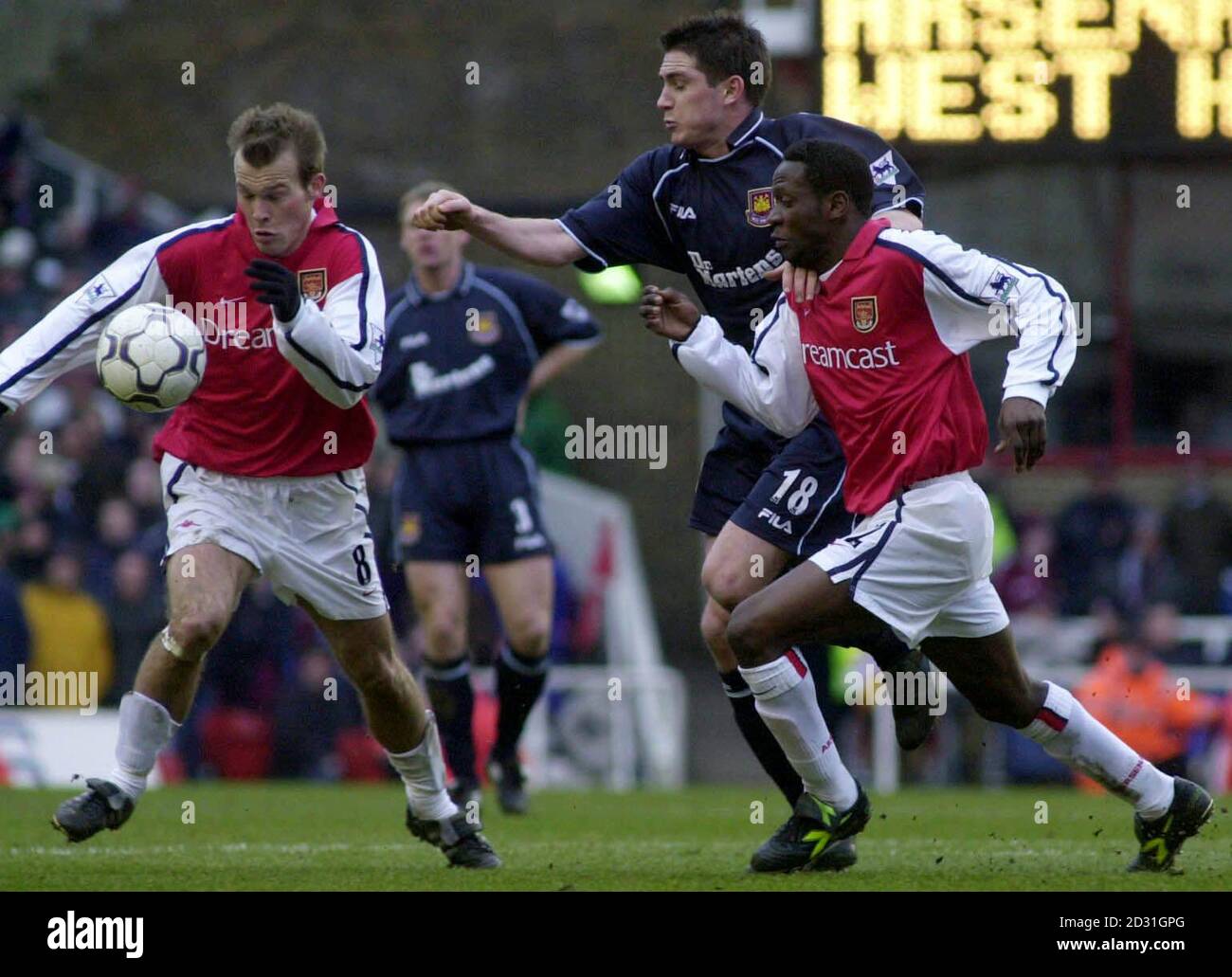 Frank Lampard (Mitte) von West Ham United versucht während ihres FA Carling Premiership-Spiels in Highbury, Arsenals Fredrik Ljungberg (links) und Lauren zu durchschneiden. Endergebnis: Arsenal 3 West Ham 0. Stockfoto