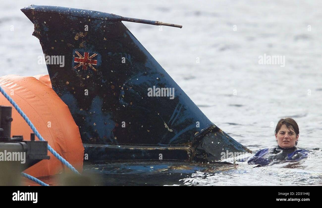 Ein Taucher mit dem HE-Schwanz von Donald Campbells Jet-powered Boot Bluebird, als es aus Coniston Wasser im Lake District inmitten einer Operation, um das Schiff zu erhöhen entstanden. Das Bluebird-Wasserflugzeug stürzte im Januar 1967 ab, als es versuchte, einen Geschwindigkeitsrekord im Wasser zu brechen. Stockfoto