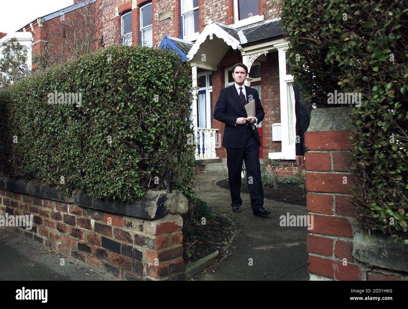 Der ehemalige nordirische Sekretär Peter Mandelson vor seinem Haus in seinem Hartlepool-Wahlkreis, nachdem er und Europeminister Keith Vaz durch die Hammond-Untersuchung des Falles von jeglichem unzulässigen Verhalten im Zusammenhang mit der Hinduja-Passaffäre freigesprochen wurden. *...Herr Mandelson trat Anfang dieses Jahres im Streit um Srichand Hindujas Einbürgerung zurück. Siehe PA Geschichte POLITIK Mandelson. PA Foto: Owen Humphreys. Stockfoto