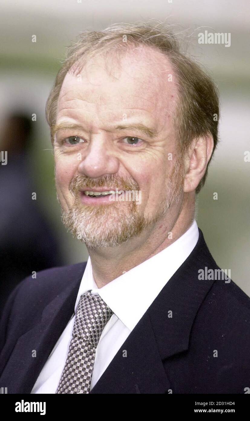 Der britische Außenminister Robin Cook verlässt nach dem Commonwealth Observance Day Service die Westminster Abbey im Zentrum von London vor der Tür des Great West. 25/4/01: Cook bestand darauf, dass Labours erste Amtszeit bewiesen hat, dass Großbritannien etwas bewirken kann. * auf der ganzen Welt. Er wird kontroverse Interventionen wie die NATO-Kampagne im Kosovo verteidigen und ablehnen: Den zynischen Konsens, der besagt, dass nichts getan werden kann. Der Außenminister wird den Fall des ehemaligen jugoslawischen Präsidenten Slobodan Milosevic als das Ereignis herausstellen, das ihm in seiner Zeit in offi größte Genugtuung gebracht hat Stockfoto