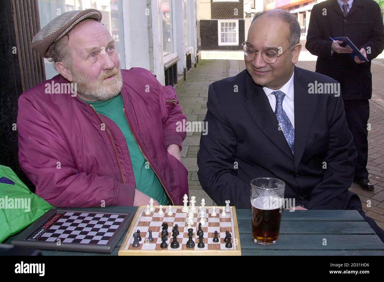 Europaminister Keith Vaz (R) spricht mit dem Ortsansässigen James Ogilvy bei einem Besuch in Hastings in East Sussex. Der Ausschuss für Standards und Privilegien der Unterhauser hat Beschwerden über die Geschäftsangelegenheiten des Herrn Vaz veröffentlicht. * der Abgeordnete Leicester East wurde von den Beschwerden befreit, aber der Ausschuss kritisierte ihn, weil er ihre Fragen nicht "vollständig und prompt" beantwortet hatte. Standards Commissioner Elizabeth Filkin war nicht in der Lage, ihre Anfragen zu acht Beschwerden gegen den Abgeordneten abzuschließen, nachdem seine Anwälte geschrieben und gesagt hatten, dass er keine weiteren Fragen beantworten wolle Stockfoto