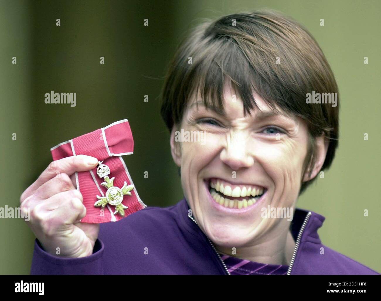 Die Athletin Caroline Innes, die bei den Paralympics 2000 in Sydney zwei Goldmedaillen und eine Silbermedaille gewann, nachdem sie ihren MBE bei einer Investiturfeier von Königin Elizabeth II. Im Buckingham Palace in London erhalten hatte. Stockfoto