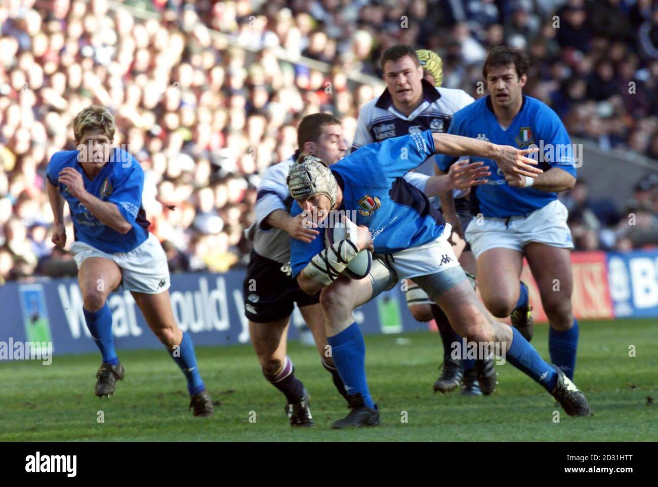 Italiens Carlo Checchkinato (Mitte) macht sich während des Lloyds TSB Six Nations Championship-Spiels in Murrayfield, Edinburgh, durch die schottische Verteidigung durch. Stockfoto