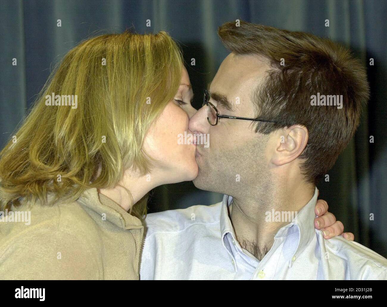 Tim Selby, der 28-jährige britische Ingenieur, bekommt einen Kuss von seiner Freundin Brigid Thorns, 25, am Flughafen Heathrow. Das Paar wurde wieder vereint, nachdem Tim in Bangladesch als Geisel genommen wurde, und flog nach Hause, nachdem er diese Woche noch freier wurde. Stockfoto