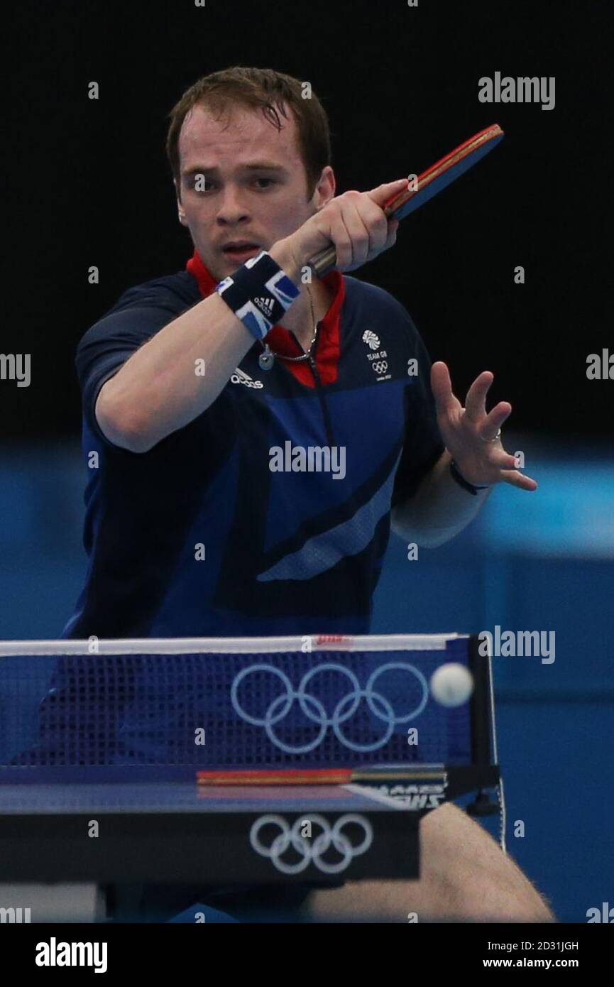 Der britische Tischtennisspieler Paul Drinkhall trainiert vor den Spielen in London 2012 in der Excel-Arena. Während der Tischtennis-Trainingseinheit im Excel, London. Stockfoto