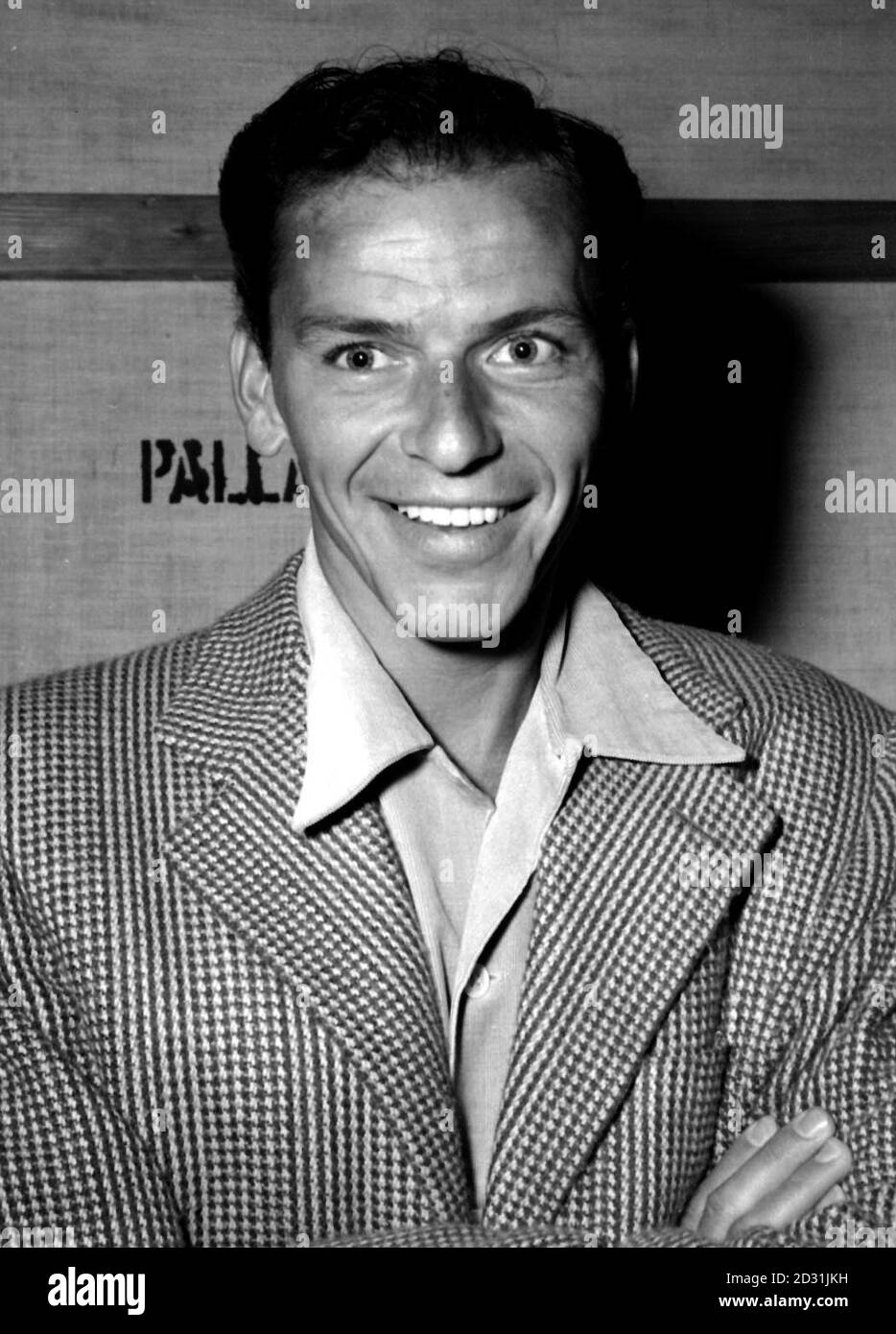 12. DEZEMBER: An diesem Tag im Jahr 1915 wurde der weltbekannte Entertainer Frank Sinatra in New Jersey, USA, geboren 1950: Der amerikanische Crooner Frank Sinatra lächelt im Londoner Palladium für die Kamera. Stockfoto