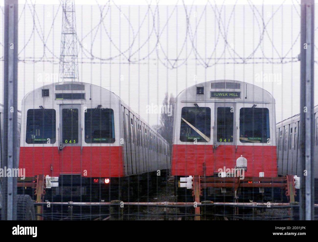 U-Bahn-Züge stehen in einem Depot am Ende der District Line in Upminster, Essex, untätig, als ein Streik von 7, 500 Mitgliedern der Rail Maritime and Transport Union London das Reisesaos brachte. * viele U-Bahn-Stationen wurden geschlossen und Dienste wegen des Streiks, der vom GMT wegen Bedenken über Sicherheit und Arbeitsplätze einberufen wurde, eingestellt. Am frühen Morgen standen Schlange an den Bushaltestellen und die Straßen waren ab 5 Uhr morgens voll, da Millionen von Leuten, die normalerweise die U-Bahn nehmen würden, andere Wege zur Arbeit finden mussten. Stockfoto