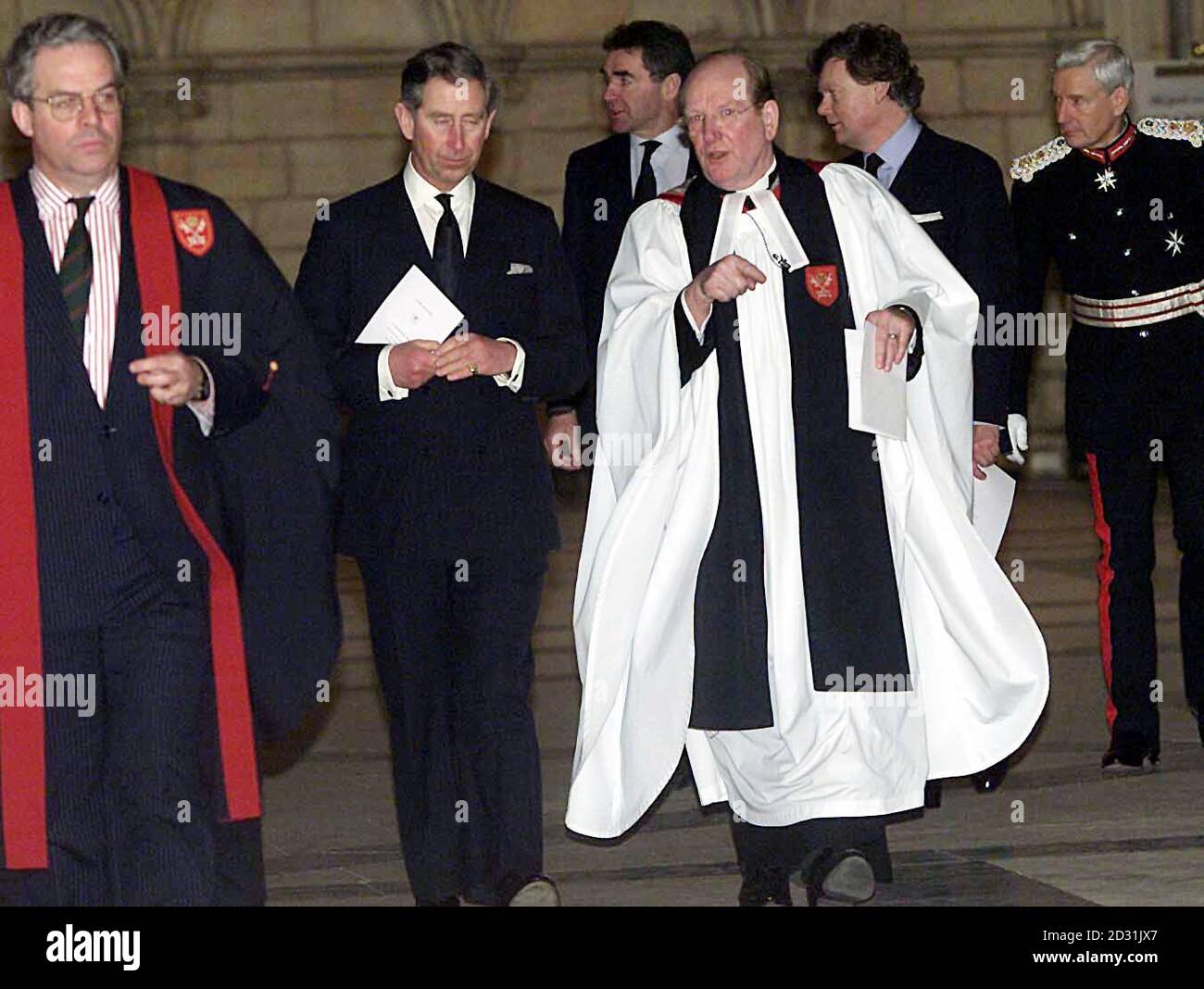 Der Prinz von Wales (Mitte links) mit dem Erzbischof von York David Hope (rechts) im York Minster beim Gedenkgottesdienst für die Opfer des Selby-Eisenbahnsturms. Zweitausend Menschen nahmen daran Teil, darunter der stellvertretende Premierminister John Prescott * ... in der Tragödie verletzte Passagiere, Vertreter von Eisenbahnunternehmen und Rettungskräfte, die am Ort der Katastrophe arbeiteten. Zehn Menschen wurden getötet, als im vergangenen Monat ein GNER-Personenzug in der Nähe des Dorfes Great Heck mit einem Güterzug kollidierte. Stockfoto