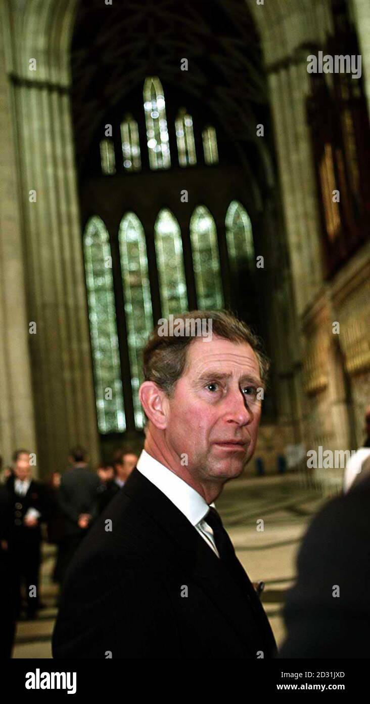 Der Prinz von Wales im York Minster beim Gedenkgottesdienst für die Opfer des Selby-Eisenbahncrashs. Zweitausend Menschen, darunter der stellvertretende Premierminister John Prescott, Passagiere in der Tragödie verletzt * ... Vertreter der Eisenbahnunternehmen und Rettungskräfte, die am Ort der Katastrophe gearbeitet. Zehn Menschen wurden getötet, als im vergangenen Monat ein GNER-Personenzug in der Nähe des Dorfes Great Heck mit einem Güterzug kollidierte. Stockfoto