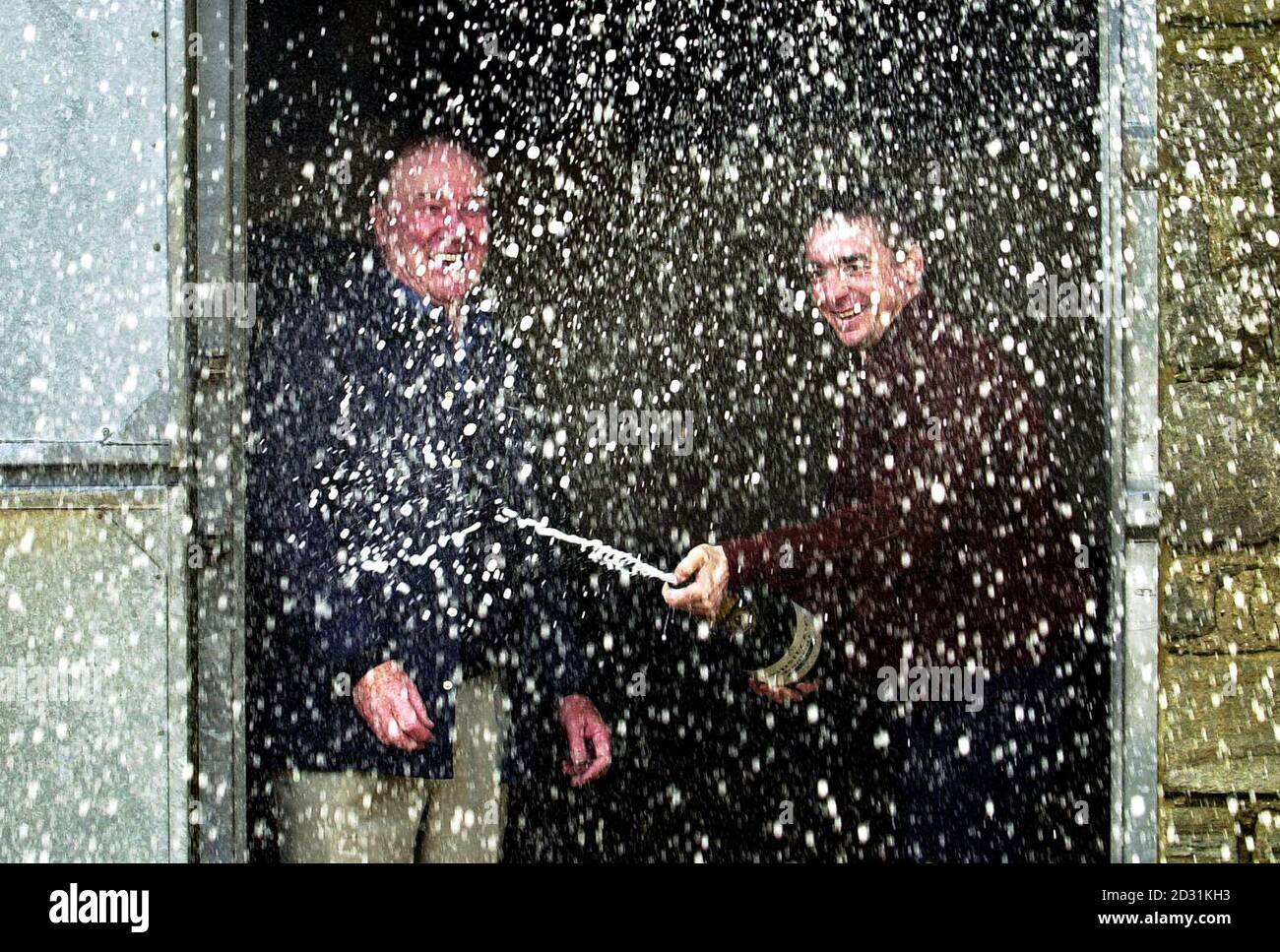 Der siegreiche Jockey und Assistenztrainer Richard Guest (rechts) und Trainer und Besitzer Norman Mason feiern ihren Grand National-Sieg mit Red Marauder auf der Bracepeth Manor Farm in Brancepeth, County Durham. * der 33-1 Schuss, der gestern Grand National gewann, ist zurück in Besitzer Norman Mason's Stables, wo er gestern Abend gegen 22.00 Uhr zurückgekehrt war. Stockfoto