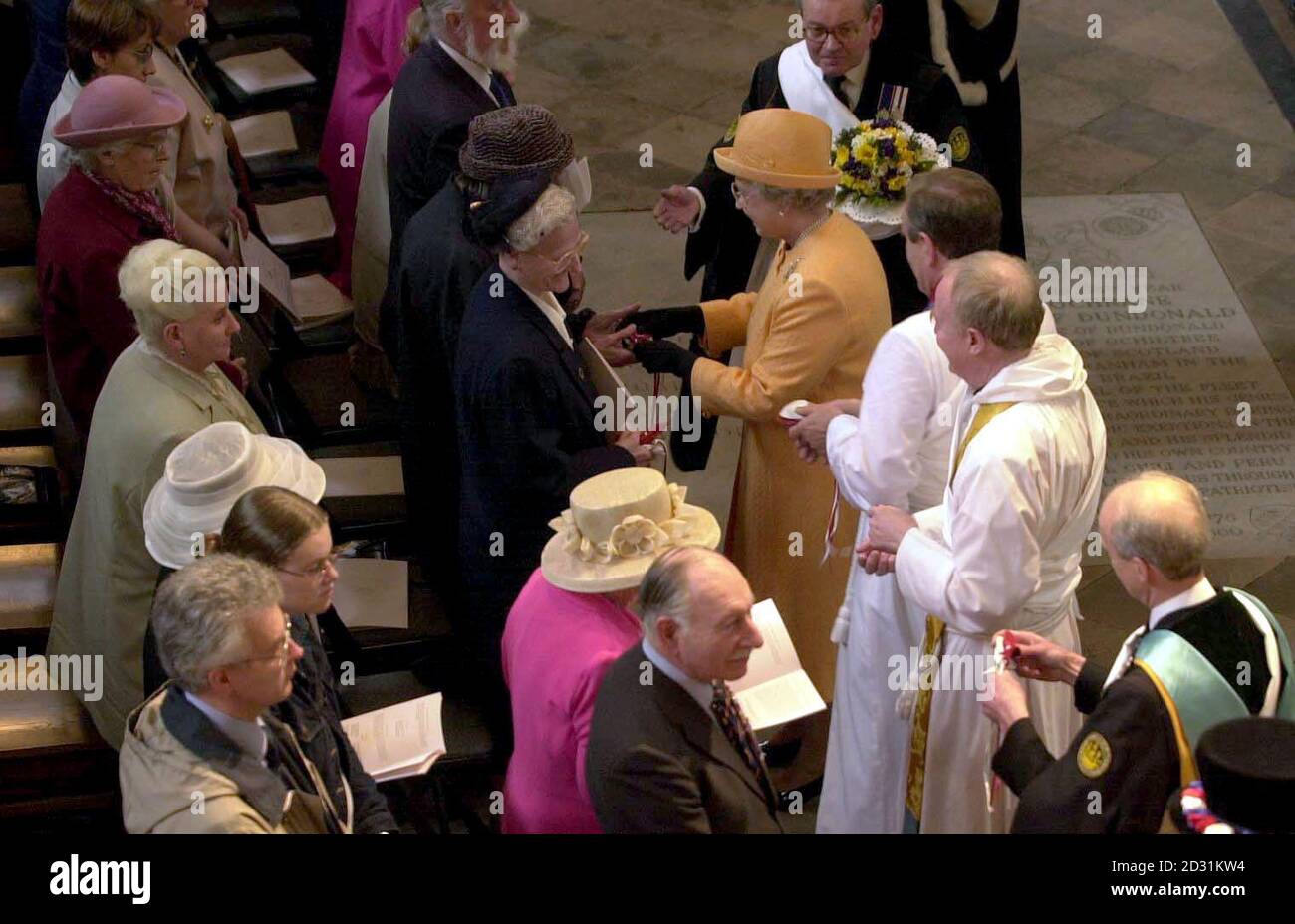 Queen Elizabeth II gibt Maundy Geld an 150 christliche Rentner in einer der ältesten königlichen Zeremonien in der Geschichte, die 800 Jahre alt ist, in Westminster Abbey in London. * die Königin verteilt hochgeschätzte Silbermünzen, die ihrem Alter entsprechen - an 75 Männer und 75 Frauen. Stockfoto