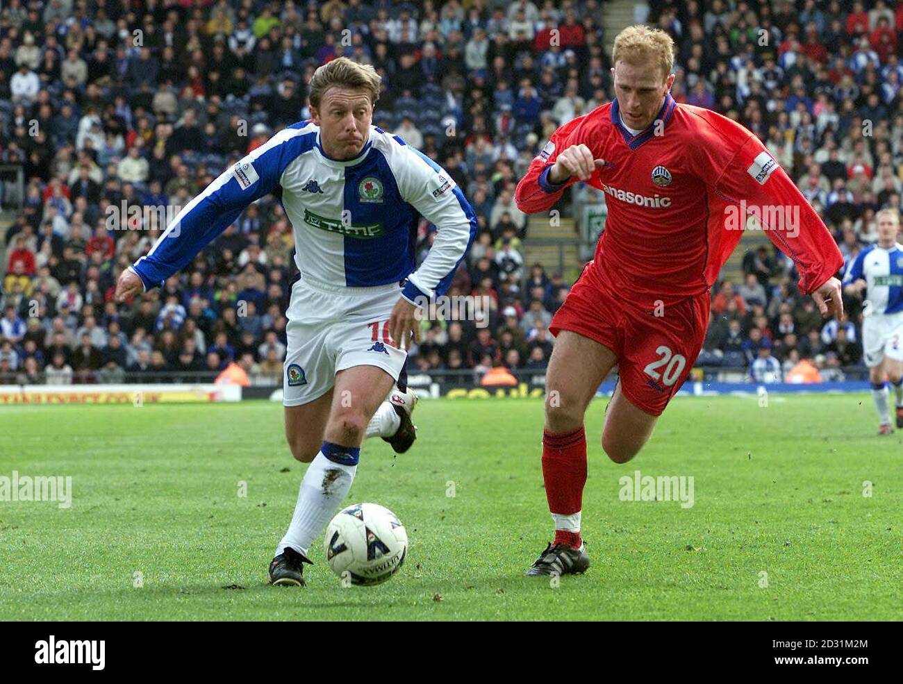 Craig Hignet von Blackburn Rovers (links) kommt beim Fußballspiel der Division One im Ewood Park in Blackburn an Thomas Heary von Huddersfield Towns vorbei. Stockfoto