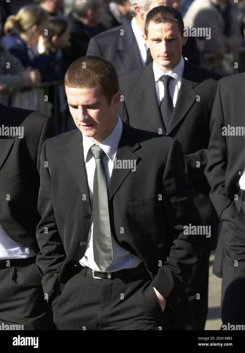 Die Fußballspieler Barry Ferguson und Allan Johnson (rechts) der Glasgow Rangers kommen am 20. April 2001 zur Beerdigung der Fußballlegende ihres Vereins Jim Baxter in der Kathedrale von Glasgow an. Baxter starb im Alter von 61 Jahren an Krebs. *Er wurde im Januar mit der Krankheit diagnostiziert und verbrachte einen Monat im Krankenhaus, bevor er zu seinem Hause in Glasgow zurückkehrte, um seine letzten Tage mit seiner Familie zu verbringen. Stockfoto