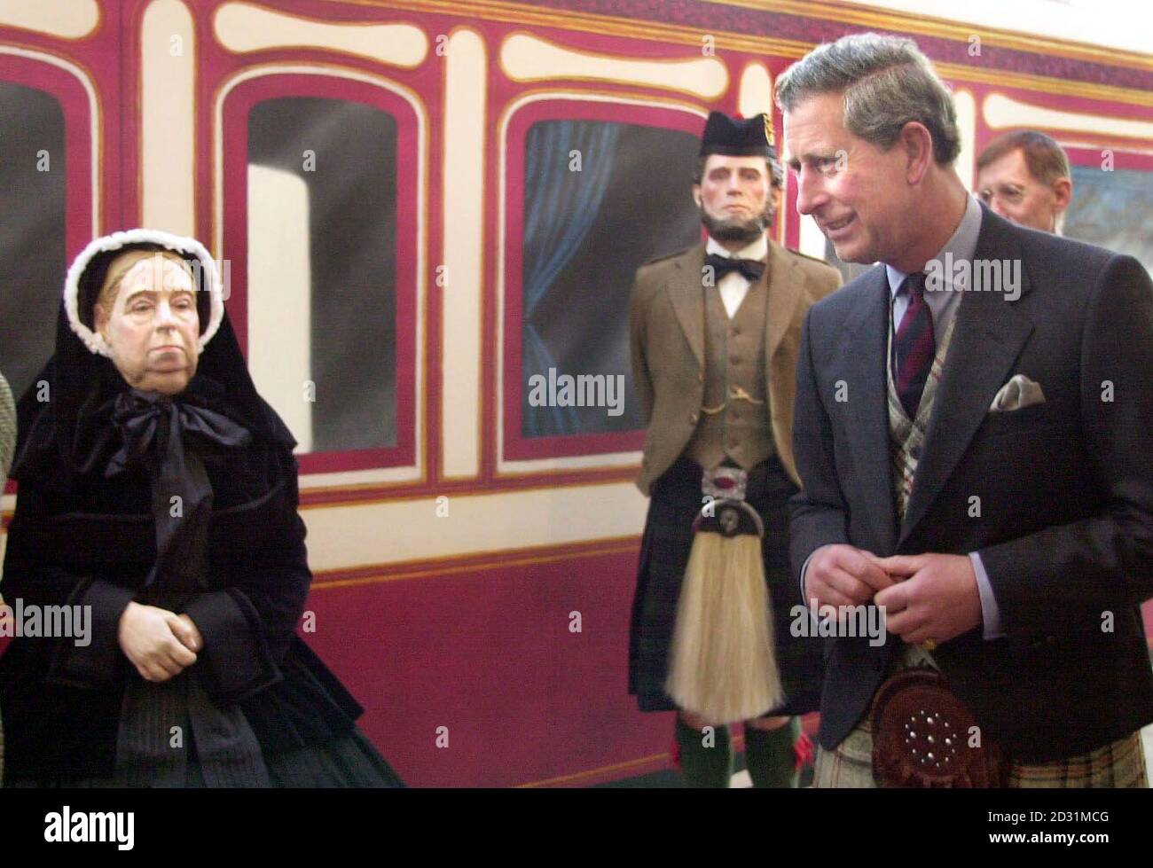 Der Prinz von Wales offiziell Eröffnung der ehemaligen Bahnhof Old Royal Station in Ballater, Aberdeenshire, die von den Royals während seiner 100-jährigen Lebensdauer von 1866 bis 1966 verwendet wurde, und das ist jetzt zu einer großen Touristenattraktion geworden. * im Anschluss an ein 1-Millionen-Programm zur Sanierung. Links ist ein lifesize-Modell von Queen Victoria, die 1900 ihre letzte Zugfahrt vom Bahnhof aus gemacht hat. Stockfoto