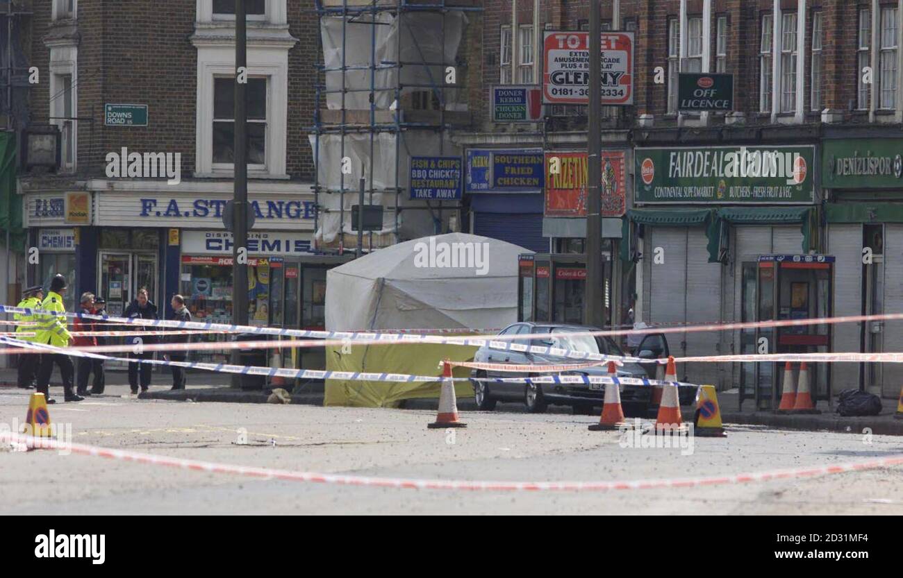Die Szene einer Dreharbeiten in Lower Clapton Rd, East London, nach einer Dreharbeiten . Ein Fahrer eines blauen BMW Cabriolets und sein Passagier wurden getötet, als sie versuchten, einem Schützen zu entkommen, der auf ihr Auto schoss und sie in einen Bus stürzte. *... in ihrem Fluchtversuch. Beamte, die am Tatort ankamen, fanden den Fahrer und seinen Passagier tot im Auto. Drei Frauen, die bei dem Unfall verletzt wurden, wurden ins Krankenhaus gebracht. Siehe PA Geschichte POLIZEI erschossen. PA Foto: Tony Harris. Stockfoto