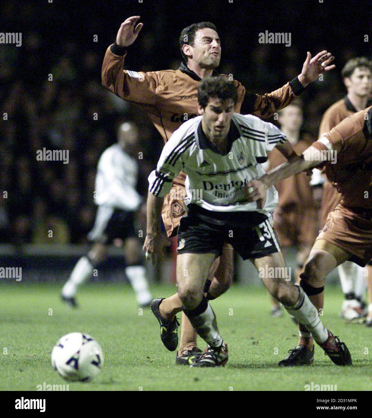 Fulhams Karl Heinz Riedle (vorne) wird von Wolverhampton Wanderers Kevin Muscat für den zweiten Elfmeter während des Spiels der Nationwide Division One im Craven Cottage, London, gebündelt. Stockfoto