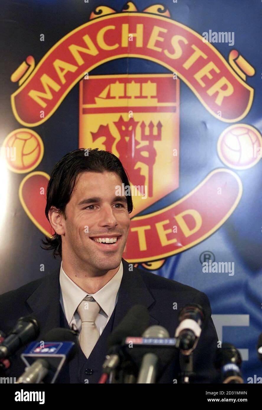 Die Rekordunterzeichnung von Manchester United, Ruud Van Nistelrooy, spricht bei einer Pressekonferenz in Old Trafford, Manchester, mit den Medien. Der Spieler schließt sich United vom niederländischen Team Eindhoven an. Stockfoto