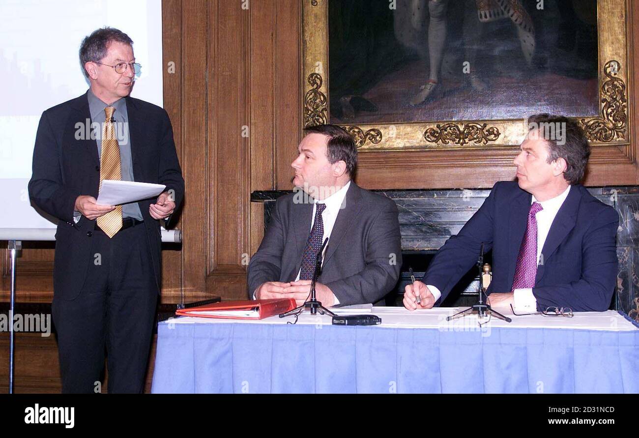Chefwissenschaftler Professor David King (links) mit dem britischen Premierminister Tony Blair und Landwirtschaftsminister Nick Brown (Mitte) während einer Pressekonferenz über Fortschritte bei der Ausrottung der Maul- und Klauenseuche in Großbritannien in der Downing Street, London. * Herr Blair hat gesagt, dass die Regierung im Kampf gegen den Ausbruch der Maul- und Klauenseuche jetzt auf der "Hausgeraden" steht. Der Premierminister warnte vor Selbstgefälligkeit und warnte, dass der Kampf gegen die Krankheit noch nicht gewonnen sei. Er machte jedoch deutlich, dass er glaubte, dass das Schlimmste nun vorbei sei. Stockfoto
