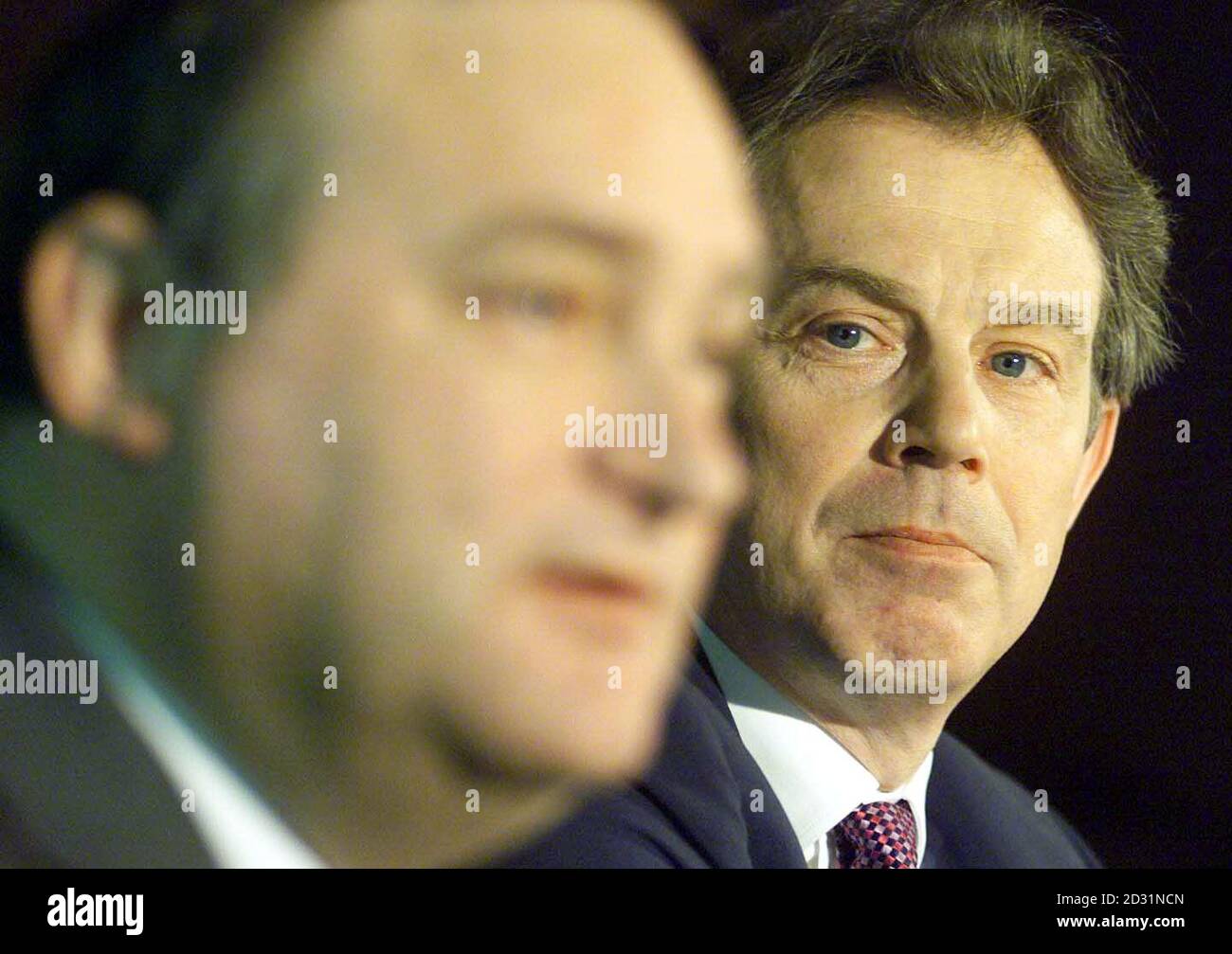 Premierminister Tony Blair (rechts) blickt auf Landwirtschaftsminister Nick Brown während einer Pressekonferenz über Fortschritte bei der Beseitigung der Maul- und Klauenseuche in Großbritannien in der Downing Street in London. * Herr Blair hat gesagt, dass die Regierung im Kampf gegen den Ausbruch der Maul- und Klauenseuche jetzt auf der "Hausgeraden" steht. Der Premierminister warnte vor Selbstgefälligkeit und warnte, dass der Kampf gegen die Krankheit noch nicht gewonnen sei. Er machte jedoch deutlich, dass er glaubte, dass das Schlimmste nun vorbei sei. Stockfoto