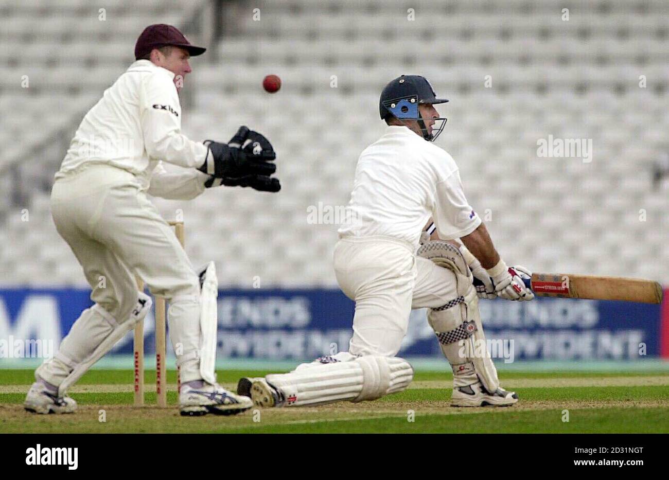 Essex-Batsman Nasser Hussain kehrt beim Benson-Hedges-Cup-Spiel im Oval, London, erfolgreich an Surrey-Flechtkeeper Alec Stewart vorbei. Stockfoto