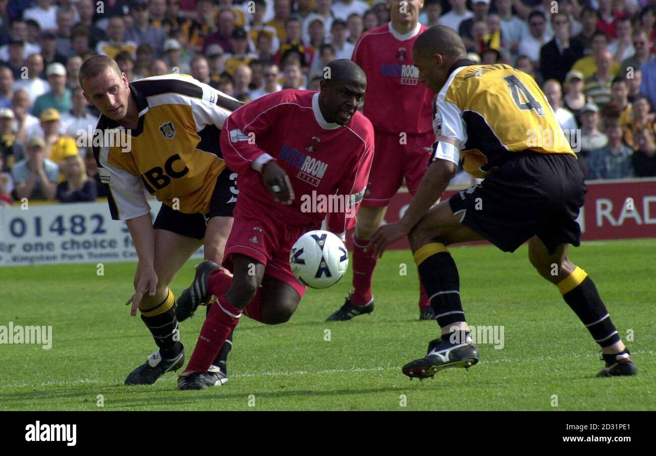 Matt Joseph von Leyton Orient schaut während des Football League Division Three Play off Spiels im Boothferry Park an Hulls Andy holt (links) und Justin Whittle vorbei. Stockfoto