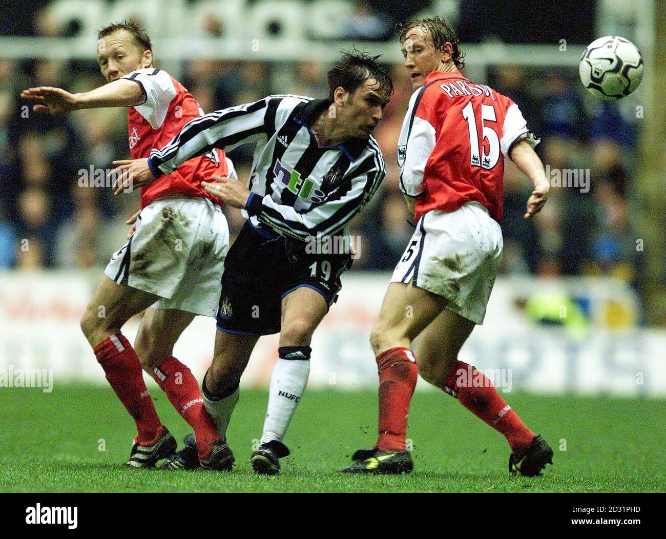 Stephen Glass von Newcastle United (Mitte) kommt während des Spiels der FA Carling Premiership im St James Park, Newcastle, an Lee Dixon von Asenal (links) und Ray Parlor vorbei. Stockfoto