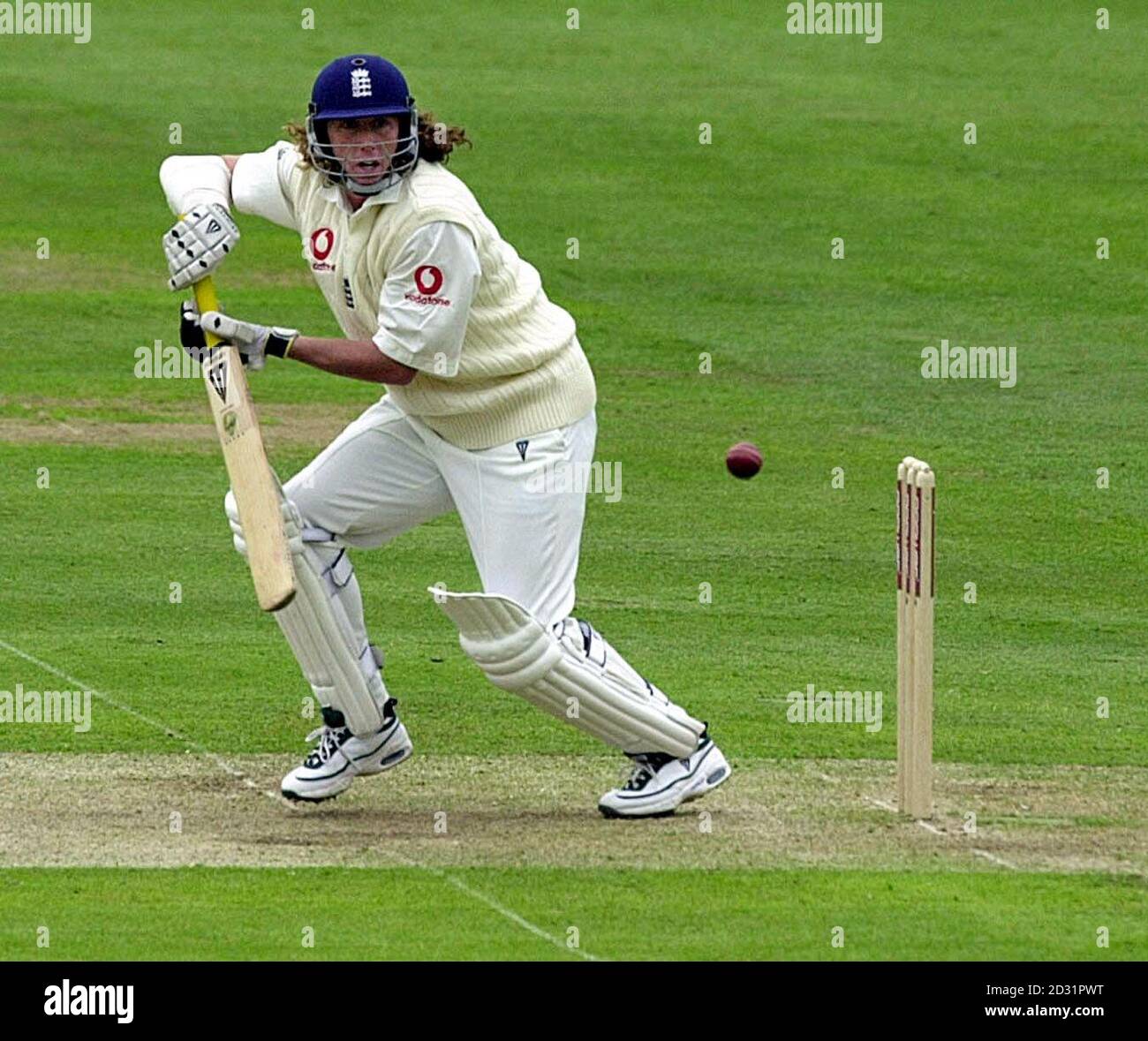 Englands Nachtwächter Ryan Sidebottom spielt einen Schuss in seinem Debüt Test gegen Pakistan am ersten Tag des 1. Tests in Lords, London. Stockfoto