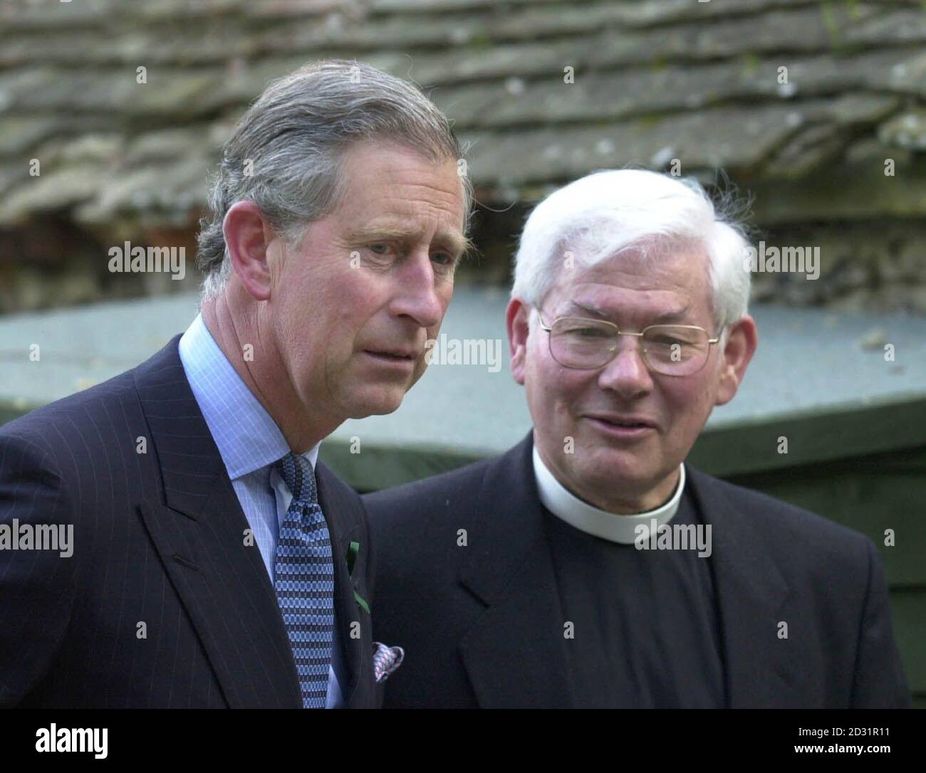 Der Prinz von Wales bei seiner Ankunft spricht mit Rev. Peter Lewis, dem Vikar von Amesbury, bevor er an einem Konzert in der Abbey Church of St Mary and St Melor in Amesbury, Wiltshire, teilnimmt. Stockfoto