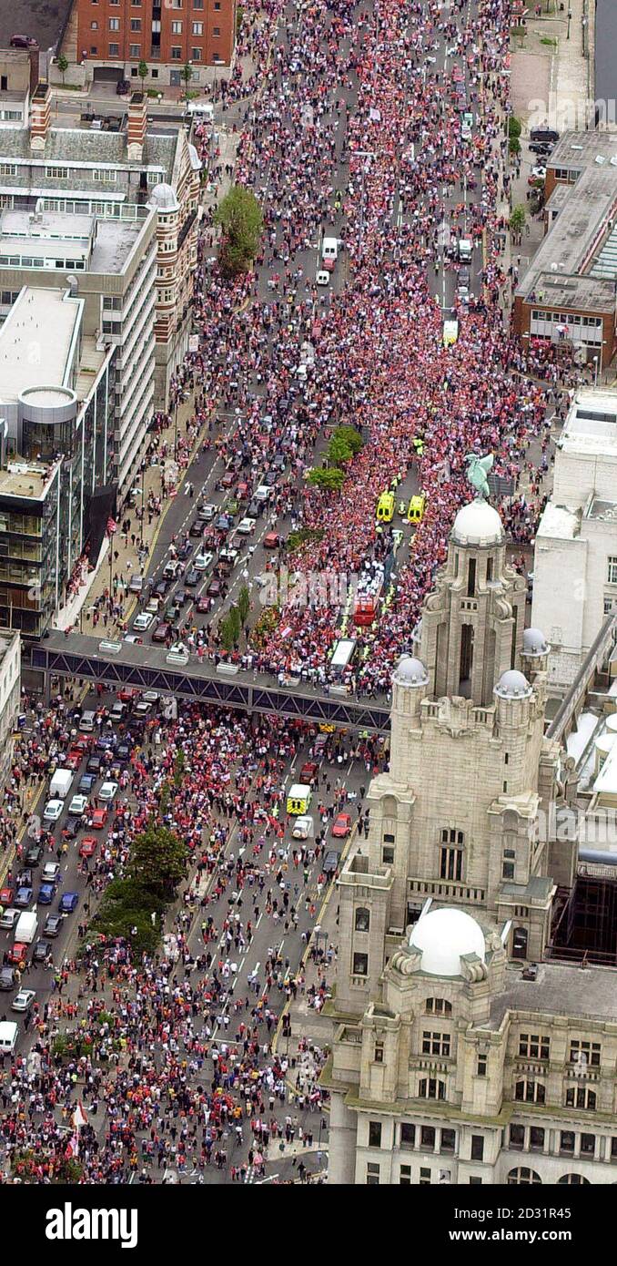 Zehntausende Fans von Liverpool kommen im Stadtzentrum von Liverpool vorbei am Liver Building, um den Liverpool Football Club nach der dreifachen Saison zu begrüßen. Liverpool gewann den Worthington Cup, den FA Cup und den UEFA Cup in einer Saison, in der sich das Team auch für die Champions League im nächsten Jahr qualifizieren konnte. Stockfoto