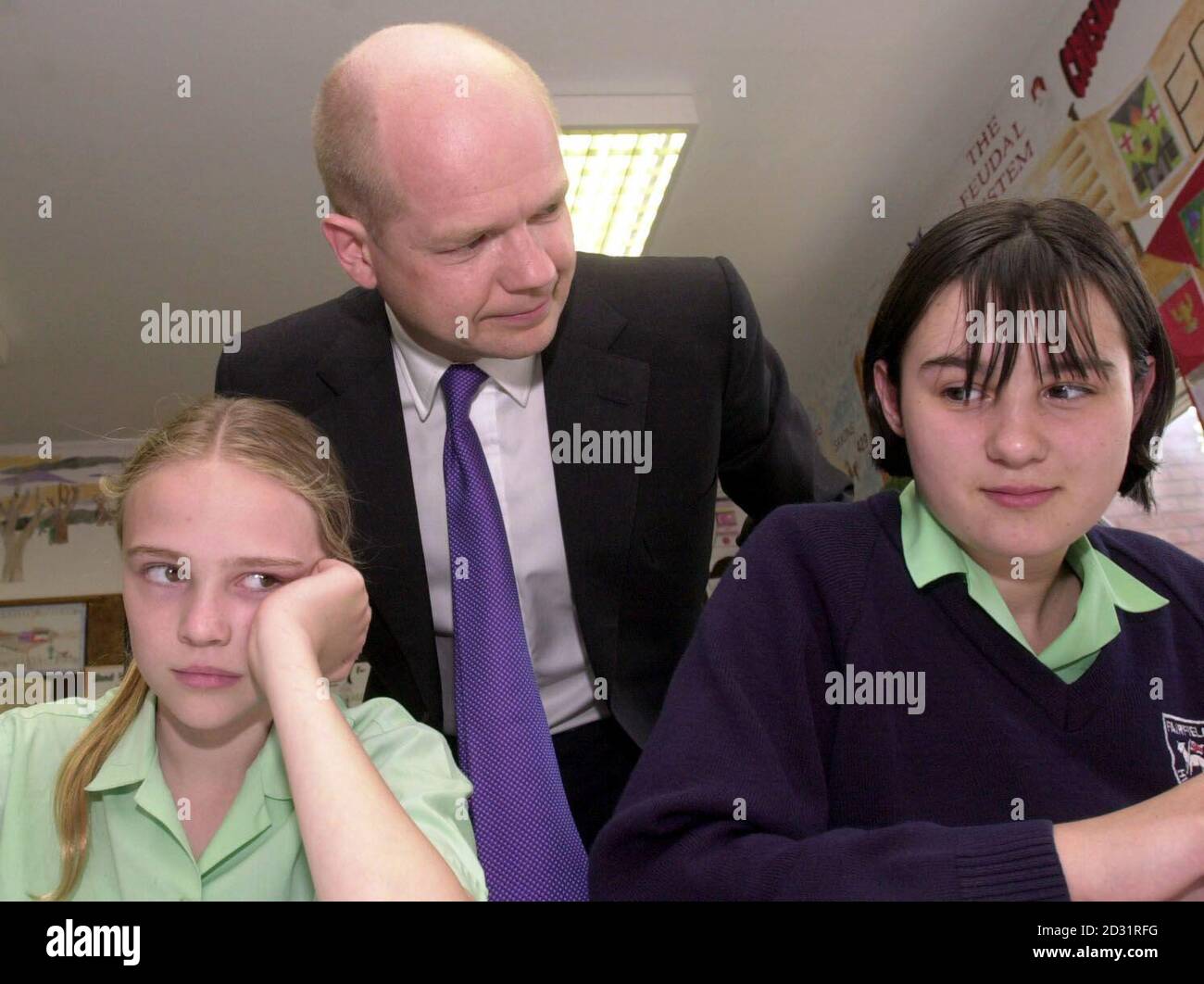 Der konservative Parteivorsitzende William Hague trifft Schüler an der Fairfield Girls High School in Droylesden, Manchester, während er sich auf dem Wahlkampfweg in der Region aufhält. Stockfoto