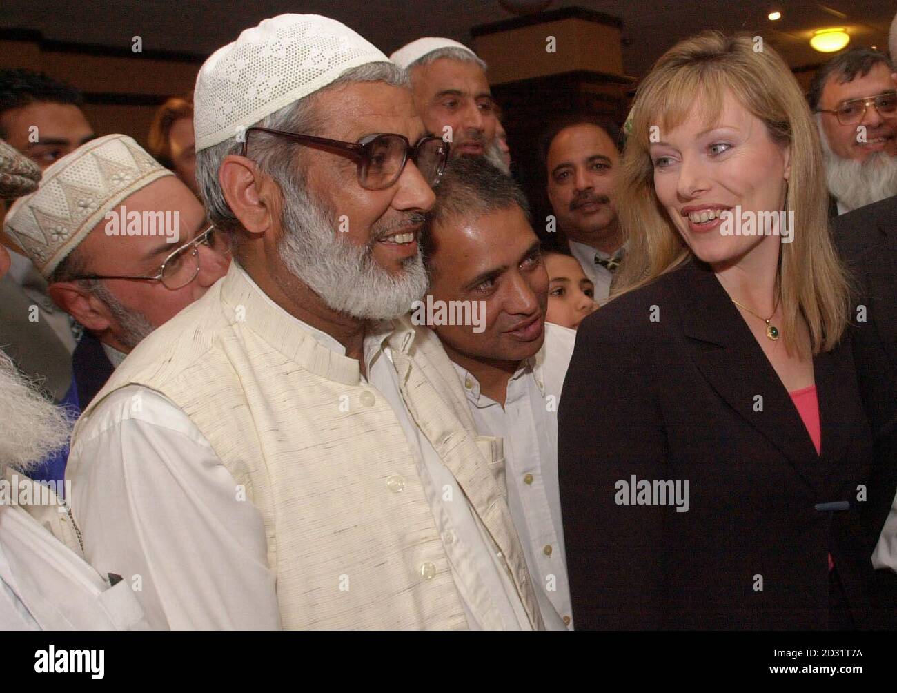 Ffion Hague trifft in Bradford die Führer der muslimischen Gemeinschaft, wo ihr Ehemann William Hague, der Vorsitzende der konservativen Oppositionspartei, früher am Tag eine Rede über die Rasse hielt. Stockfoto