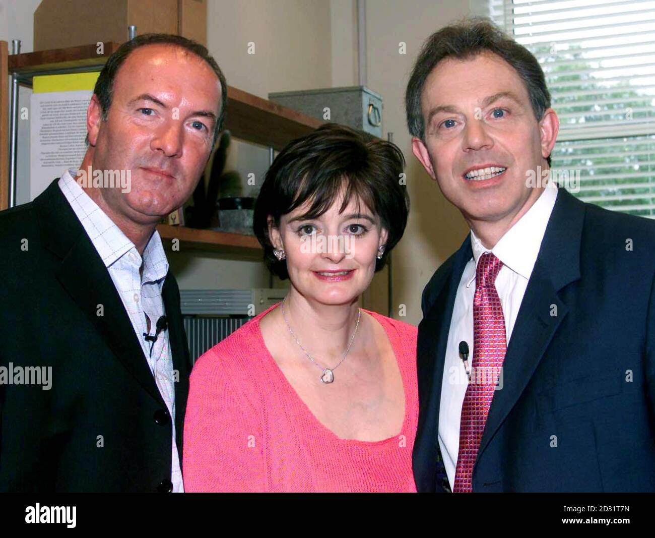 Prime Minster Tony Blair, begleitet von seiner Frau Cherie am Set der Liverpooler Seife Brookside, mit Cast-Mitglied Dean Sullivan (links), der Jimmy Corkhill spielt. Stockfoto