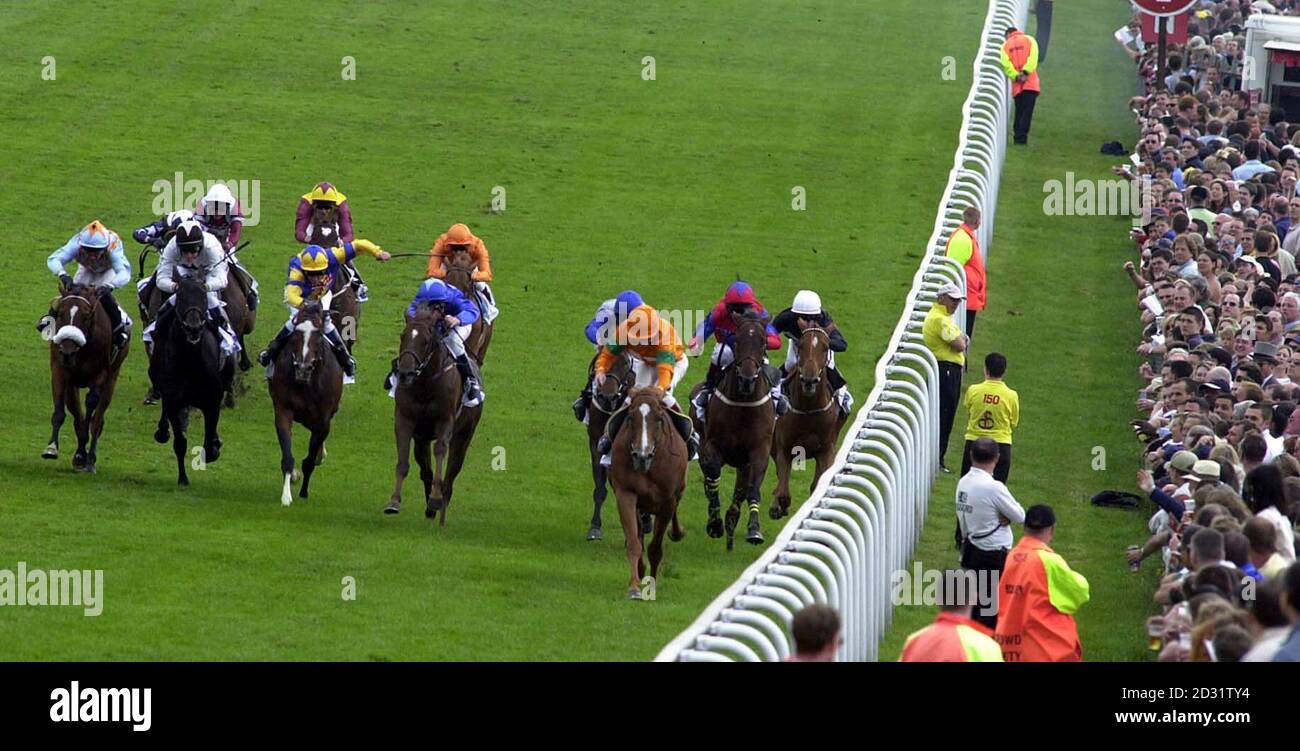 Bogus Dreams von John Reid (Dritter aus der Bahn) gewinnt das Eröffnungsrennen der EDS Handicap Stakes von Parisien Star (4. Von rechts) auf der Epsom Downs Rennbahn, Surrey, am Derby Day. Stockfoto