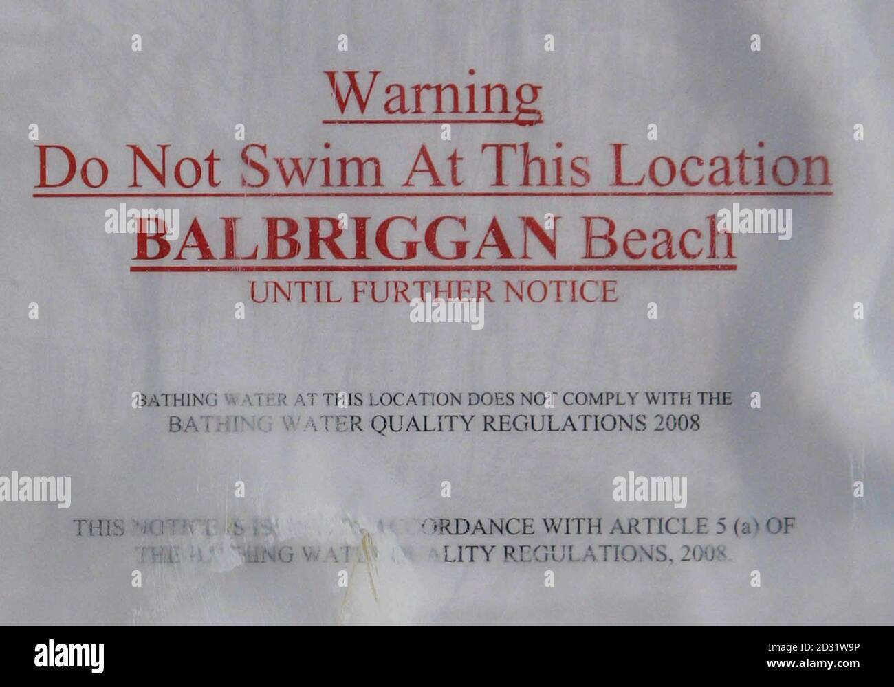Ein Warnhinweis am Balbriggan Beach im Norden Dublins, der nach einer Abwasserpest am Dienstag für Badegäste geschlossen wurde. Stockfoto