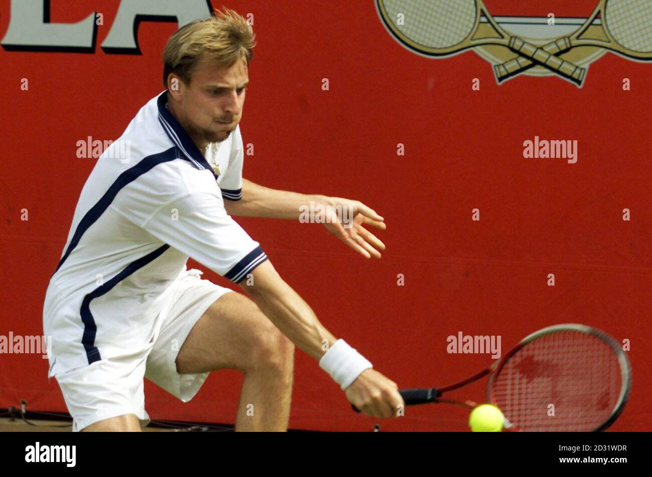 Gillies Elseneer kehrt während der Stella Artois Championships im Queens Club, London, zum US-amerikanischen Jan-Michael Gambill zurück. Stockfoto