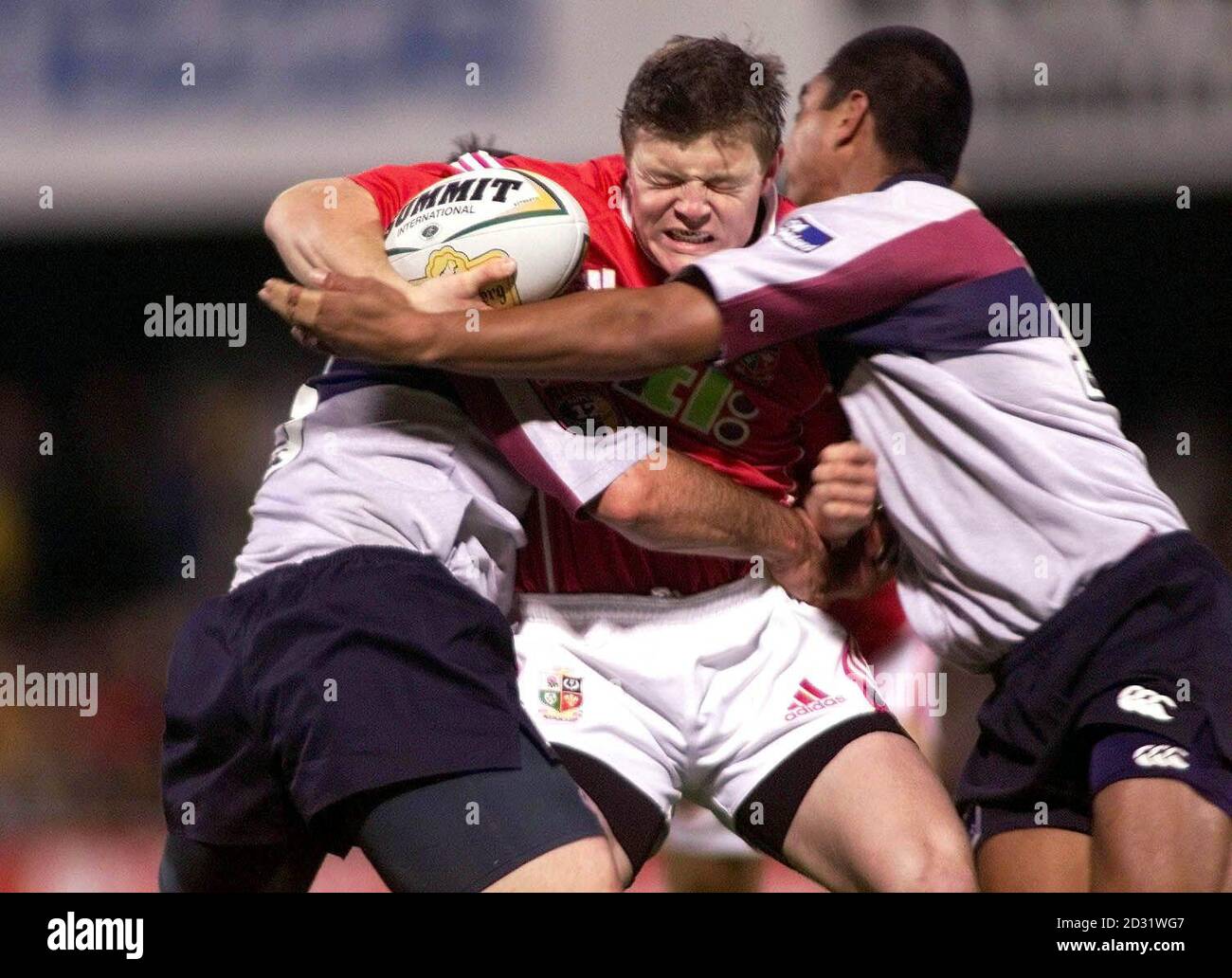 Lions' Brian O'Driscoll wird von Steve Kefu von Queensland Reds (rechts) und Daniel Herbert (links) während der British and Irish Lions International Tour in Ballymore, Brisbane, angegangen. Stockfoto