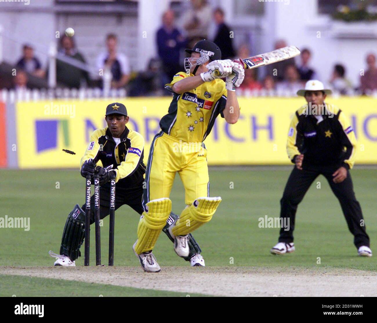 Der Australier Adam Gilchrist wird von Pakistans Saqlain Mushtaq während des dreieckigen One Day-Spiels der NatWest Series in Trent Bridge, Nottingham, 2001, gewogen. Stockfoto