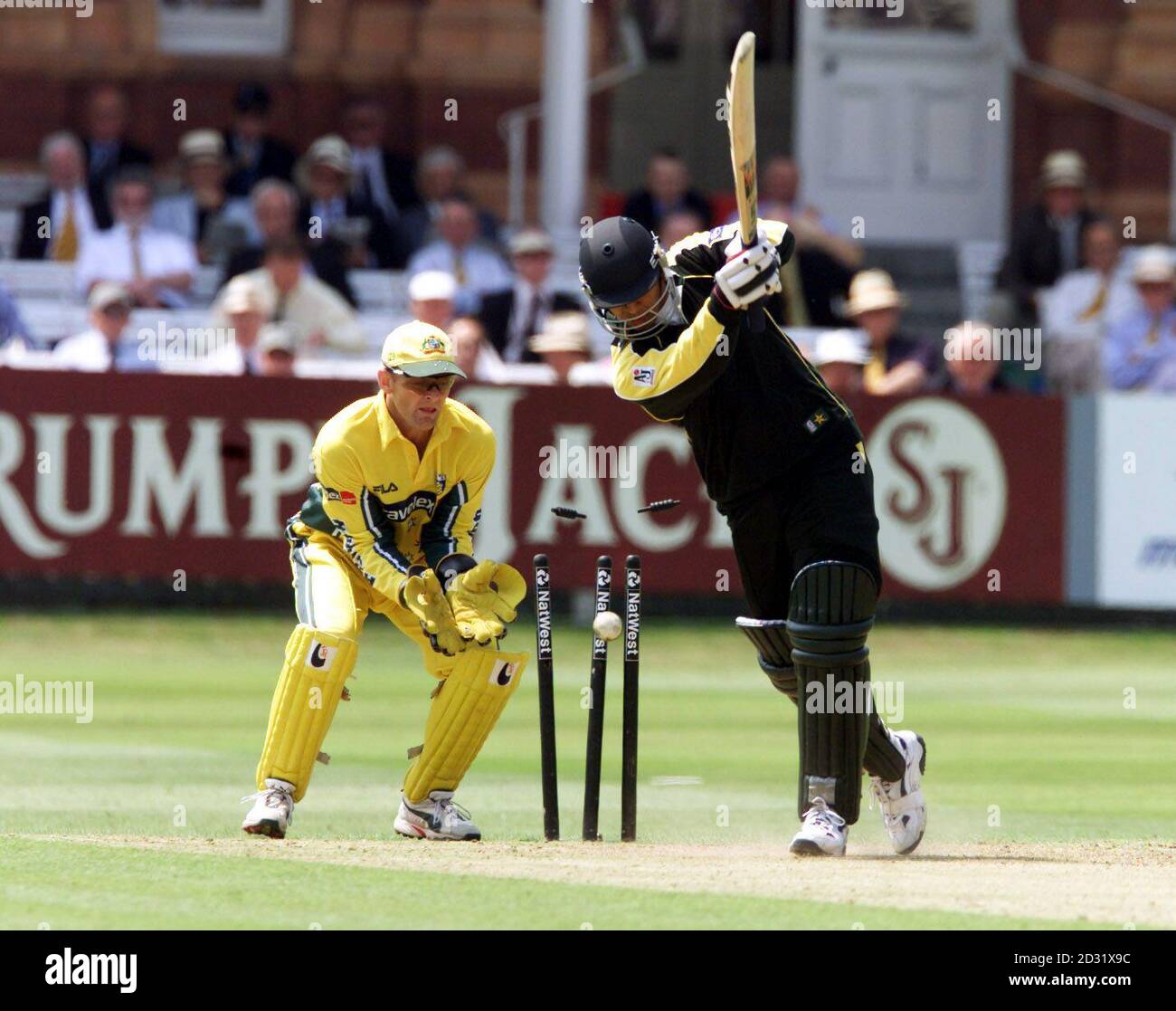 Pakistans Azhar Mahmood wird von Australiens Shane Warne klar gewirft, wobei der australische Wicketkeeper Adam Gilchrist (links) beim NatWest One Day International Triangular Series Finale in Lords, London, zuschaut. Stockfoto