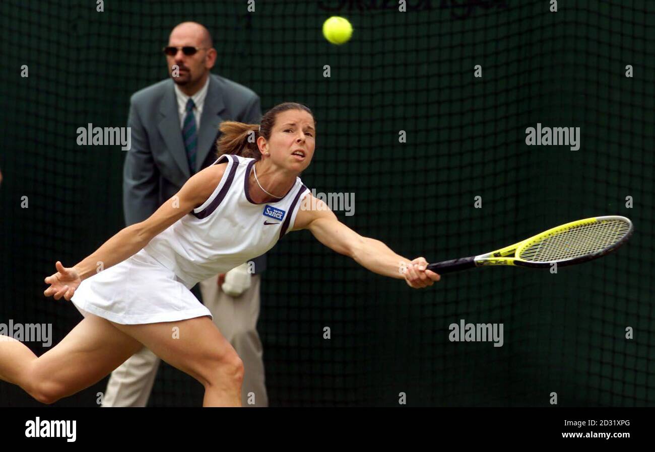 Die britische Karen Cross im Einsatz gegen Lisa Raymond aus den USA während des Spiels der zweiten Runde der Lawn Tennis Championships 2001 in Wimbledon, London. Stockfoto