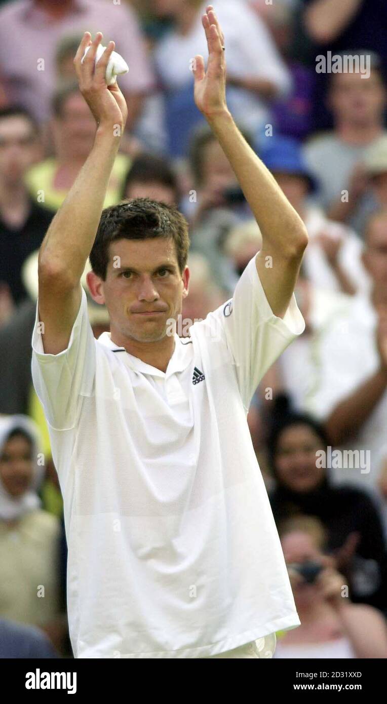 KEIN KOMMERZIELLER EINSATZ: Der britische Tim Henman applaudiert der Menge, nachdem er seinen Landsmann Martin Lee beim zweiten Spiel der Lawn Tennis Championships in Wimbledon, London, geschlagen hat. Stockfoto