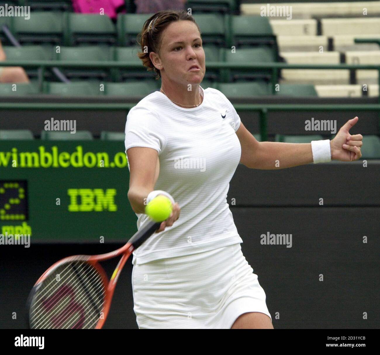 KEINE KOMMERZIELLE NUTZUNG: Lindsay Davenport aus den USA im Einsatz gegen Patty Schnyder PF Schweiz während ihres dritten Runde-Spiels der Lawn Tennis Championships 2001 in Wimbledon, London. Stockfoto